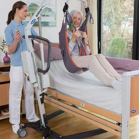 Pflegebett mit Patientenlifter